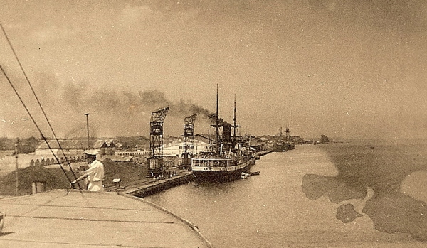 Foto vanaf de Plancius genomen, haven van Makassar op 20 juli 1946.