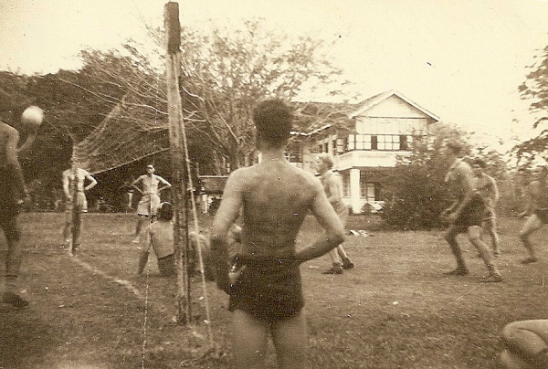 Volleyballende Stoters in Sagil, Malakka, op 25 februari 1946