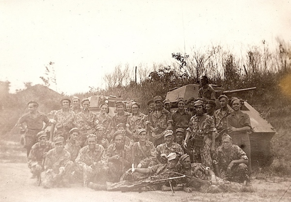 "Na gedane arbeid.."; een peloton is ongedeerd teruggekeerd van de patrouille, slag om Palembang, Humber gevechtswagens van 3e Eskadron Huzaren van Boreel op de achtergrond, 05-01-47.