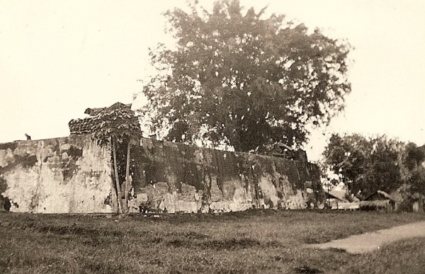 De benteng (kraton) in Palembang, met op de hoek van de 3 m hoge muur een met zandzakken versterkte wachtpost. Januari 1947.