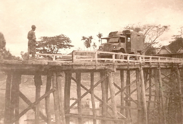 Vrachtwagen op brug over kali, juli 1947.
