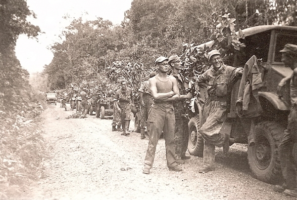 Wachtende soldaten en voertuigen, juli 1947.