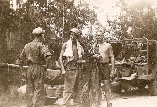Soldaten bij een weapon carrier die een kanon trekt, juli 1947.
